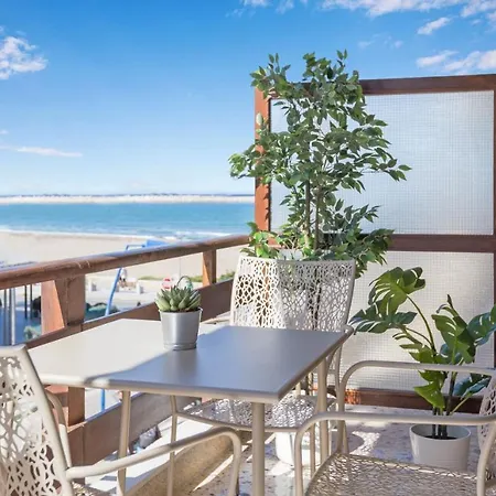 Effie'S Cozy Beach Front Apartment 雷斯蒙 Exterior photo